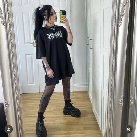 Lazy Day Goth Outfits, Goth Concert Outfit Ideas, Goth Style Women, Warped Tour Outfit Ideas, Metal Festival Outfit Summer, Alternative Goth Outfits, Casual Alternative Outfits Summer, Alt Workout Outfits, Grey Day Concert Outfit