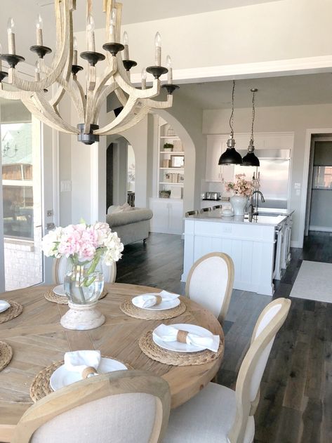 Round Kitchen Table Decor, Farmhouse Round Table, Dining Room With Round Table, Round Dining Table Decor, Country Dining Room, French Country Dining Room, My Texas House, Round Kitchen Table, Country Dining Rooms