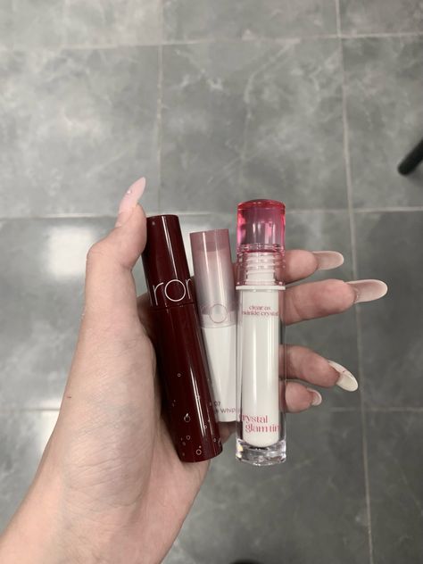 Rom And Nd Lip Tint, Clio Crystal Glam Lip Tint, Rom&nd Makeup, Korean Lip Tint Aesthetic, Makeup Products Korean, Pink Makeup Products, Rom Nd, Makeup Douyin, Korean Lips