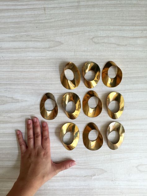 Glam solid brass napkin ring holder set to some sophistication to the dinner table. The Dinner, Napkin Ring, Dinner Table, Ring Holder, Napkin Rings, Solid Brass, Napkins, Brass, Ring