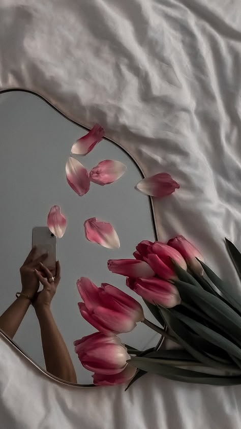 Zestaw Ikon, Flower Photoshoot, Aesthetic Couple, Nothing But Flowers, Flower Therapy, Foto Poses, Phone Wallpaper Images, Pink Tulips, Aesthetic Photo