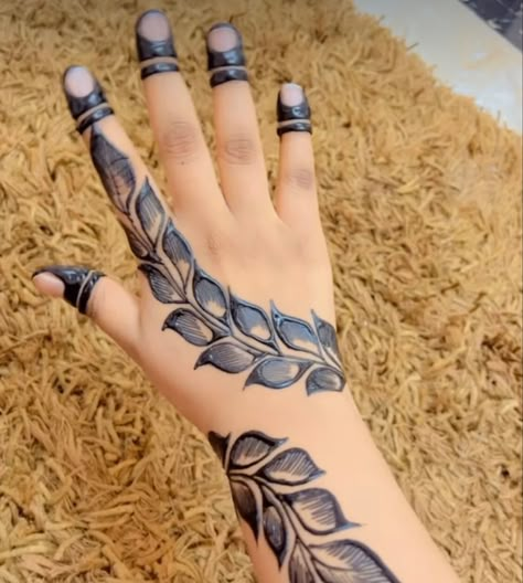 Sudani Henna, Black Henna Designs, Henna Tips, Finger Mehndi Style, West African Culture, Finger Mehendi, Finger Mehendi Designs, Almond Nails Short, Cute Henna Designs