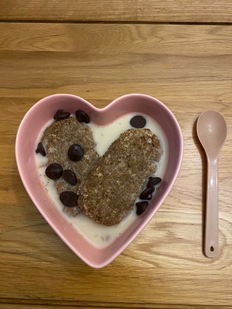 Weetabix Aesthetic, Cereal At Night Aesthetic, Cereal And Milk Aesthetic, Weetabix Cereal, Aesthetic Oatmeal Bowl, Chips Food, Im Obsessed, Healthy Lifestyle Food, Food Yummy