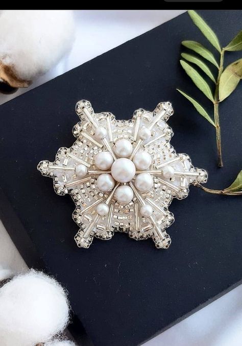 Beaded Ornament Covers Patterns Free, Beadwork Designs Patterns, Snowflake Beads, Free Beading Patterns, Beaded Ornaments Diy, Christmas Beading, Beads Magic, Beaded Snowflakes Ornament, Beaded Snowflake