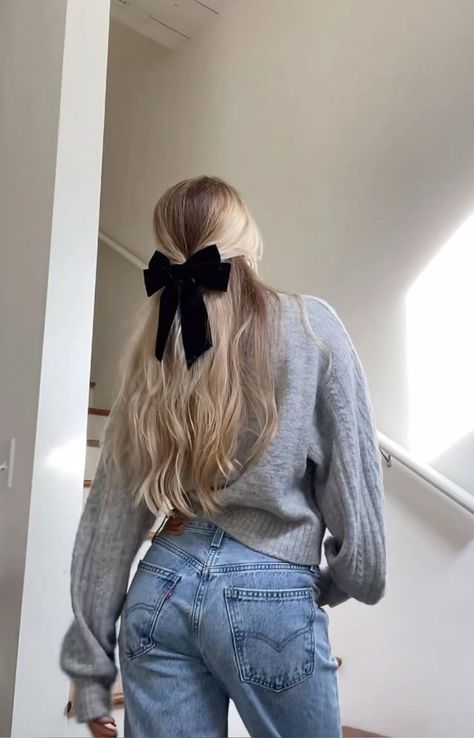 @kendrawilsonn
#outfits #bow #bows #hairstyles #blondehair #jeans #greysweateroutfit #hairideas White Hair Bow Outfit, Bow Girl Aesthetic Outfits, Trendy Bow Hairstyle, Fall Bow Hairstyles, Hair Bows Outfit, Outfit With Hair Bow, Bow Hair Outfit, Hair With Bow In Back, Ways To Wear Bows In Your Hair