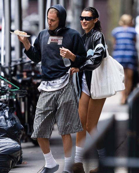 All credits to bellahadidmidias on inst Marc Kalman, Couple Fits, Hadid Style, Mens Outfit Inspiration, Model Aesthetic, Men Fashion Casual Outfits, Mens Style, Bella Hadid, Fashion Killa