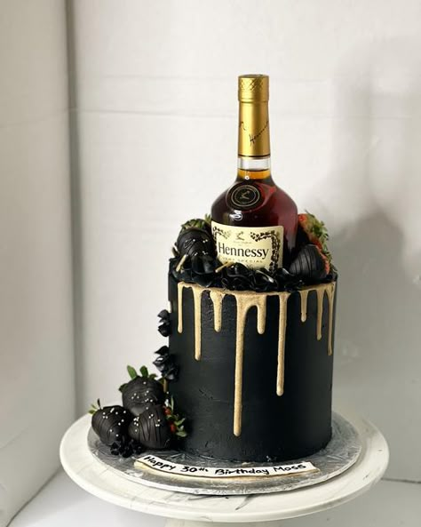 Mens Cake Design, 21st Birthday Cake Boyfriend, 33rd Birthday Cake For Him, Cake For 35th Birthday Man, Man 35th Birthday Ideas, Black Birthday Cakes For Men, 29 Birthday Cakes For Him, 29th Birthday Cakes For Him, 31 Birthday Ideas For Him Party