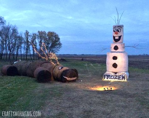 My aunt drove by this Disney Frozen display in the country and had to take a picture! You can see Olaf and Sven…so cool! I love Sven’s antlers made of branches lit up with Christmas lights. Share with your kids and farmer friends! :-) Make sure to follow Crafty Morning on Facebook, Pinterest, and Instagram … Christmas Hay Bale, Hay Bale Christmas, Hay Bale Decor, Hay Bale Decorations, Hay Bale Ideas, Hay Bale Art, Outside Fall Decorations, Holiday Yard Decor, Crafty Morning