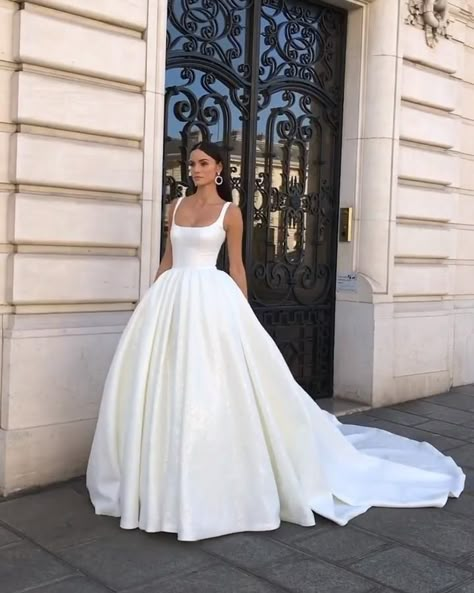 . Slip Wedding Dress, Milla Nova, Pretty Wedding Dresses, Dream Wedding Ideas Dresses, Classy Wedding, Wedding Dress Couture, Ball Gown Dresses, Wedding Dress Inspiration, Beautiful Wedding Dresses