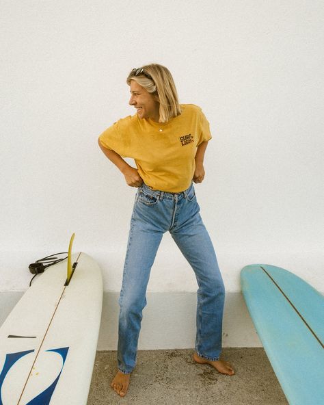 spicy mustard retro & summer is a pretty solid combo 🐊 Surf Aesthetic Outfit, Surfer Outfit, Surfer Girl Outfits, Summer Feed, Surf Style Clothes, Surf Aesthetic, Spicy Mustard, Surf Apparel, Lesbian Fashion