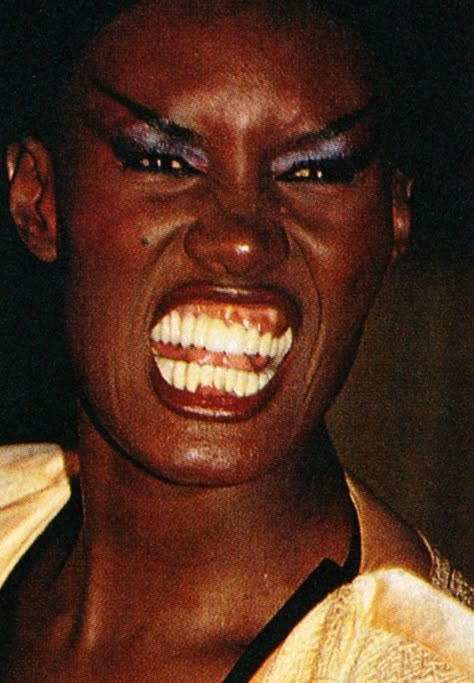 80s Movie Posters - Filmplakate der 80er: Portraits: Grace Jones Makeup For Concert, 80s Editorial, Ballroom Culture, 80s Movie Posters, Black Mercedes, Huge Hair, Emotional Photos, Grace Jones, Fade Styles