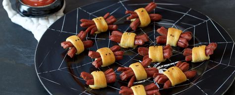 These are the tastiest creepy crawlies we know! Hot Dog Spiders, Halloween Appetizer Recipes, Mummy Hot Dogs Recipe, Easy Halloween Food Appetizers, Hot Dog Crescent Rolls, Fun Halloween Party Food, Easy Halloween Party Food, Halloween Appetizer, 5 Ingredients Or Less