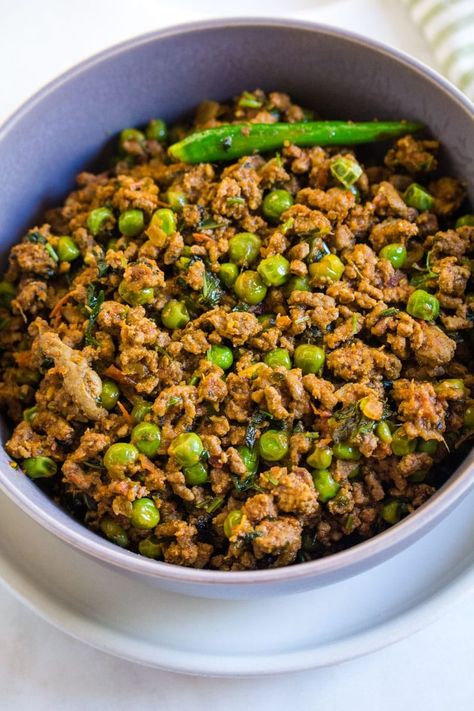 Keema Matar served in a grey bowl, garnished with one green chili. Keema Rice Recipe, Keema Recipe Pakistani, Keema Mutter Recipe, Beef Keema, Keema Recipe, Kachumber Salad, Keema Recipes, Drink Art, Jeera Rice