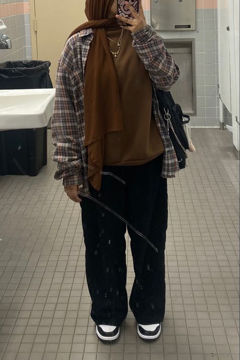 Streetwear Cargo Pants Outfit, Mirror Selfie School, Modest Hijabi Outfits, Panda Dunks, Streetwear Cargo Pants, Outfit College, Brown Crewneck, Hijabi Outfit, College Outfit