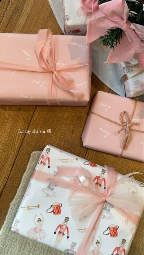 Christmas Wrapping Aesthetic Pink, Pink Christmas Gift Wrapping, Pink Wrapped Gifts, Christmas Wrapping Ideas Pink, Girly Christmas Wrapping, Christmas Wrapping Aesthetic, Aesthetic Christmas Wrapping, Aesthetic Gift Wrapping, Pink Christmas Wrapping