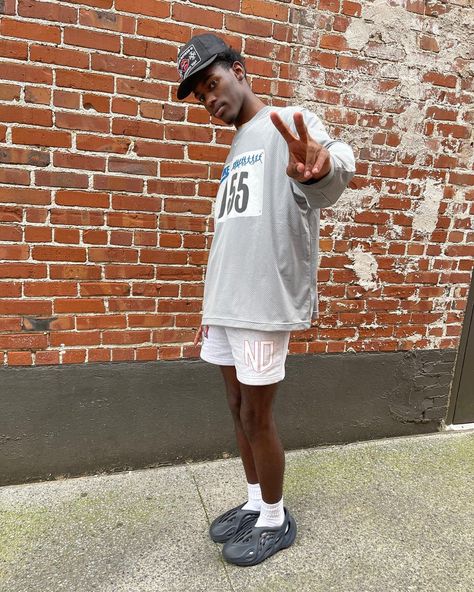 Yeezy Rnnr Outfits, Yeezy Slides Outfit For Men Summer, Moon Grey Foam Runner Outfit, Foamrunner Fits Men, Black Foam Runner Outfit Men, Foam Rnnr Outfits, Yeezy Foam Runner Onyx Outfit, Foamrunner Fits, Onyx Foam Runner Outfit