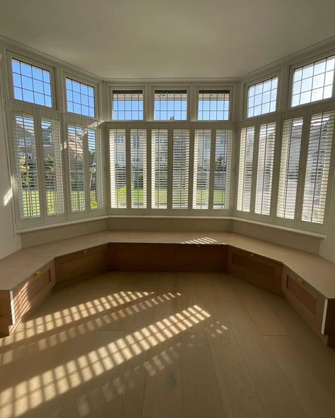 Where function meets artistic aesthetic! This was a striking design project by @jameshewittfurniturebydesign for @sarahchiswellinteriors. Sarah was looking for a bespoke bay window seat to provide clever storage for this classic space. We think the final window seat build and finish is perfect for this sophisticated and stylish room. The details: The window seat showcases shaker-style panelled doors on @blum_uk push-to-open and Blum Group Blu-motion soft-close hinges. James also employed @... Bay Windows Aesthetic, Bay Window Storage, Bay Window Ideas, Window Storage, Panelled Doors, Bay Window Seat, Storage Seat, Artistic Aesthetic, Bay Windows