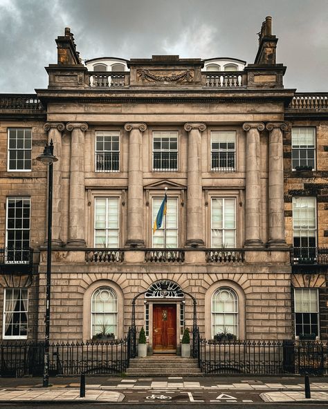 25 Melville Street in Edinburgh is a part of Edinburgh’s West End, an area known for its historic Georgian architecture. Melville Street itself is one of the grandest streets in the area, characterized by its classical townhouses built in the early 19th century. The street’s layout and buildings were designed in accordance with the vision of architects like James Gillespie Graham and others who were involved in shaping Edinburgh’s New Town. Many buildings remain listed as part of Edinburgh’... Edinburgh Townhouse, Edinburgh Buildings, Edinburgh Architecture, Window Designs, Georgian Architecture, Georgian Homes, Level 4, House Museum, Edinburgh Scotland