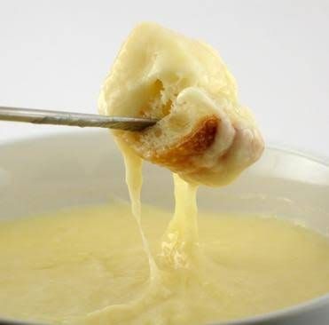 Melting Pot Recipes, Swiss Cheese Fondue, Fondue Ideas, Fondue Night, Fondue Recipes Cheese, Fondue Party, Fondue Recipes, Snacks Für Party, Melting Pot