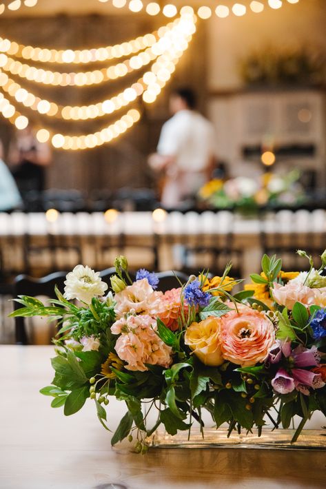 Clear glass rectangular vase filled with wildflowers and greenery for a summer wedding. PC: Asya Photography https://asyaphotography.com/ Rectangle Centerpieces, Table Floral Centerpieces, Rectangular Vase, Vase Centerpiece, Short Vase, Flower Vase Arrangements, Wedding Table Flowers, Vase Centerpieces, November 1