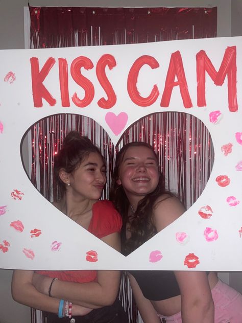 Kissing Booth Party Ideas, Photo Party Ideas, Kiss Cam Poster Board, Welcome Back Party, Valentine Day Kiss, Kiss Cam, Senior Graduation Party, Valentines Party Decor, Party Frame