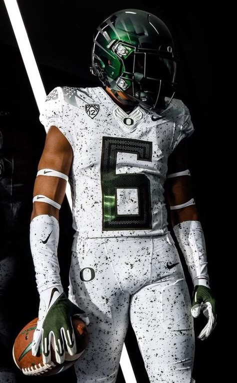 Drip Football Players, Oregon Football Uniforms, Oregon Football Wallpaper, Football Drip Ideas, Gameday Photoshoot, American Football Wallpaper, College Football Aesthetic, American Football Aesthetic, Cool Football Pictures