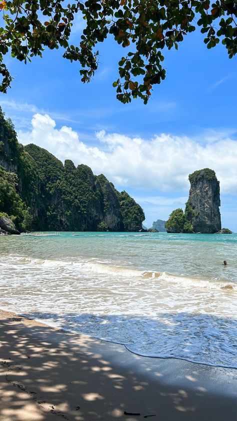 #railaybeach #railay #thailande #krabi #bestbeachinthailand #thailand #activitéphuket #thailandtour #onemonthinthailand #peripledigital Railey Beach Thailand, Krabi Town Thailand, Railay Beach Thailand, Thailand Nature, Thailand Krabi, Gap Year Travel, Thailand Beach, Railay Beach, Krabi Thailand