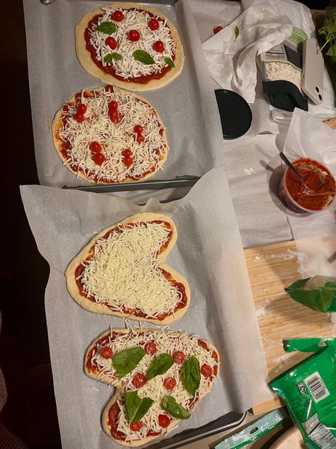 Girls Night In Food, Girls Night Dinner, Shaped Pizza, Homemade Pizzas, Friends Weekend, Pizza Girls, Heart Shaped Pizza, Things To Do With Friends, Pijama Party