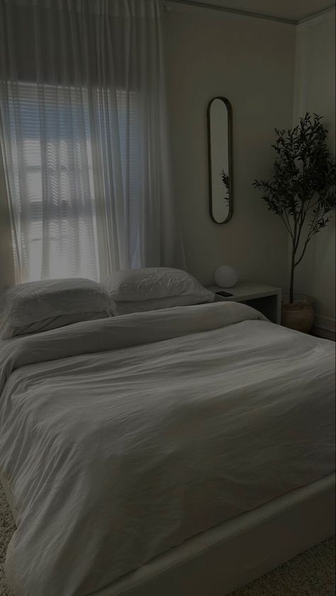 Minimalist Bedroom Astethic, Room Astethic, Daily Aspirations, Dark Astethic, Bedroom Ideas For Small Rooms Diy, City View Apartment, Bedroom Setup, White Plants, Bedroom Goals