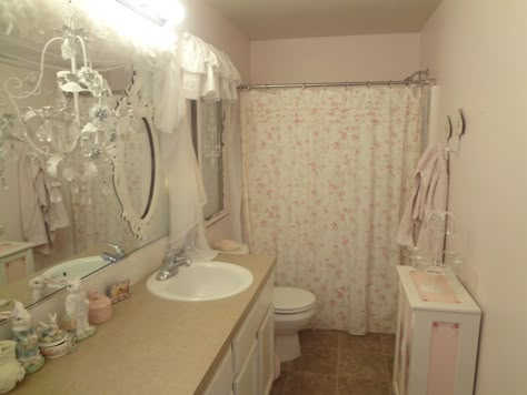 Angelcore Bathroom, Shabby Chic Small Bathroom, Pretty Bathroom Aesthetic, Croquette Bathroom, Soft Bathroom Aesthetic, Cute Aesthetic Bathroom, Bathroom 80s, Bathroom Coquette, Coquette Bathroom