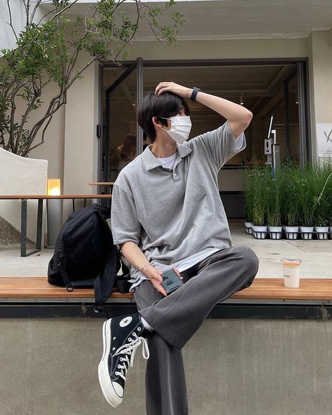 Uzzlang Boy, White Converse Outfits, Korean Street Fashion Men, Kpop Fashion Men, Coffee Date Outfits, Couple Fits, Trendy Boy Outfits, K Fashion, Street Style Outfits Men