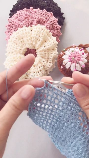 Háčkované Lemy, Hadiah Diy, Pola Macrame, Crochet Hair Clips, Crochet Idea, Crochet Bows, Crochet Hair Accessories, Pola Sulam, Crochet Stitches For Beginners