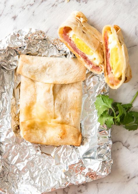 Hot ham, egg and cheese pockets made with tortillas wrapped in foil for baking. Cheese Pockets, Camping Recipes Breakfast, Breakfast Pockets, Camping Breakfast, Breakfast Wraps, Egg Cheese, Egg Recipes For Breakfast, Recipes Indian, Tortilla Wraps