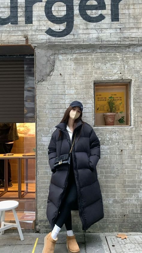 Rich Snow Outfits, Oversized Long Puffer Jacket Outfit, Asian Coat Outfit, Black Bubble Jacket Outfit, Long Puffy Coat Outfit, Cap Outfits For Women Winter, Big Winter Coat, Super Puff Long Outfit, Long Puffer Jacket Outfit Street Style