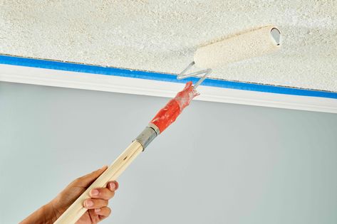 Painting popcorn ceilings can be messy because the material crumbles and flakes off. Learn how to paint a popcorn ceiling without making a huge mess. How To Paint Popcorn Ceiling Diy, How To Paint Textured Ceiling, Painting Popcorn Ceiling Tips, How To Paint A Popcorn Ceiling, How To Paint Your Ceiling, Ceiling Painting Tips, Paint Popcorn Ceiling, Painted Popcorn Ceiling, Painting Ceilings Tips