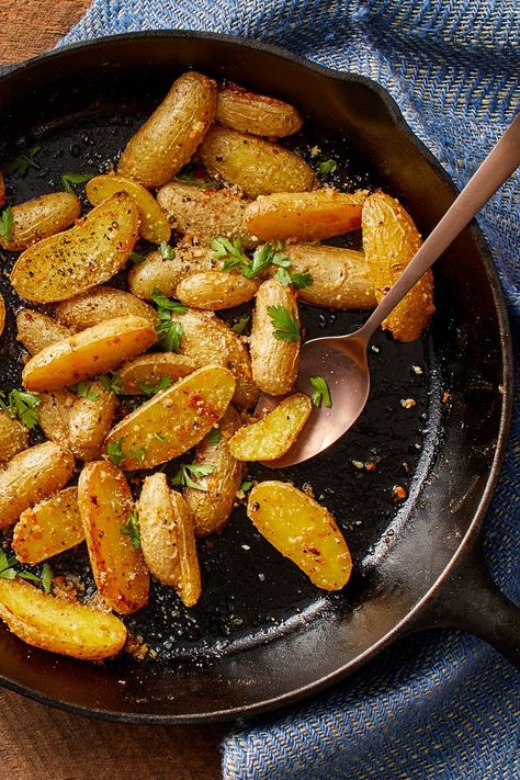 Roasted Garlic-Parmesan Fingerling Potatoes Best Fingerling Potatoes Recipe, Fingerlings Potatoes Recipes, Fingerling Potato Recipes, Fingerling Potato Recipe, Fingerling Potatoes Recipes, Roasted Fingerling Potatoes, Parsley Potatoes, Fingerling Potatoes, Roast Potatoes