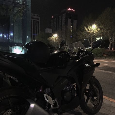 Night Ride, Flipagram Instagram, Bike Aesthetic, Motorcycle Aesthetic, Biker Aesthetic, Pretty Bike, Biker Boys, Bike Pic, Biker Love