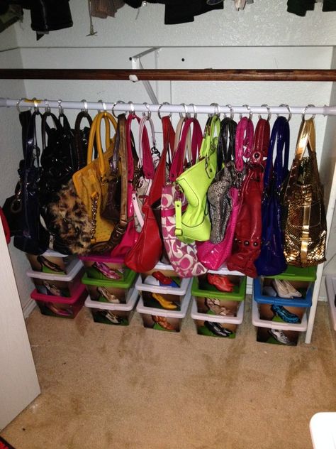 Purse Organization. Shower curtain rod & hooks. LOVE this! Small Clothes Closet Organization, Small Clothes Closet, Organizing Purses In Closet, Organiser Son Dressing, Coat Closet Organization, Curtain Rod Hooks, Purse Storage, Shower Curtain Rod, Clothes Closet Organization