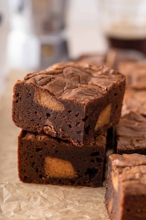 Peanut butter cup brownies are a wonderful treat for any peanut butter and chocolate lover. Gooey chocolate brownies are studded with peanut butter cup pieces for a truly indulgent treat. Holiday Deserts, Gooey Chocolate Brownies, Peanut Butter Cup Brownies, Brownie Bars, Best Brownie Recipe, Brownie Cups, Peanut Butter Eggs, Peanut Butter Cup Cookies, Brownie Toppings