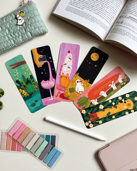 Book Mark Illustration, Bookmark Photography Ideas, Bookmark Ideas Drawing, Bookmark Photography, Bookmark Packaging, Cartoon Bookmarks, Book Marks Design Ideas, Bookmark Illustration, Illustrated Bookmarks