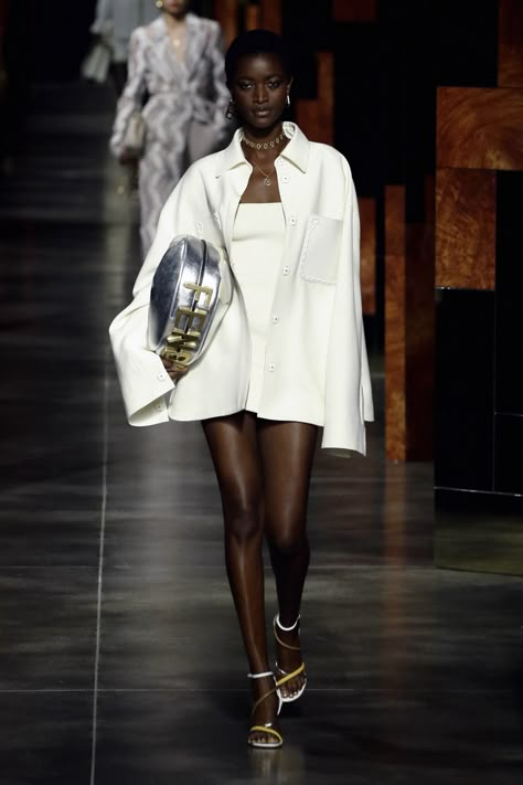 Fendi Spring 2022 Visionary Fashion, Runway Trends, Spring Summer 2022, Looks Chic, Model Life, Summer 2022, Looks Vintage, Primavera Estate, Milan Fashion Week