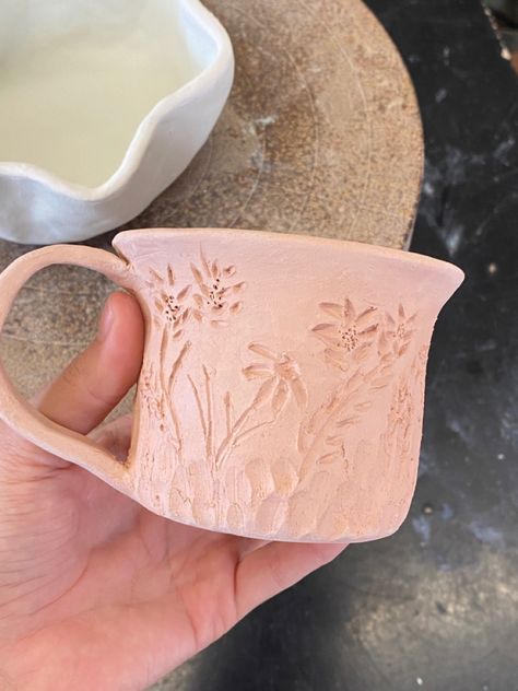 Texture In Ceramics, Pottery Engraving Ideas, Ceramic Engraving Ideas, Ceramic Engraving, Ceramics Carving Ideas, Ceramics Carving, Ceramic Flower Carving, Carved Mugs, Carved Ceramics