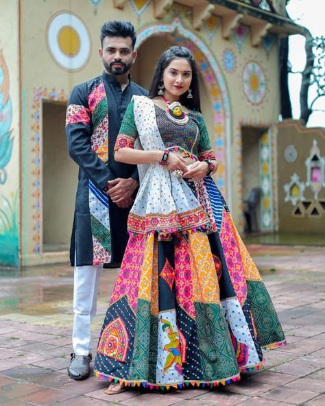 Choli Photoshoot Poses, Photoshoot Poses Couple, Dress Lehenga, Bride Photos Poses, Bride Photos, Poses Couple, Navratri Chaniya Choli, Bride Photoshoot, Fabric Paint Designs