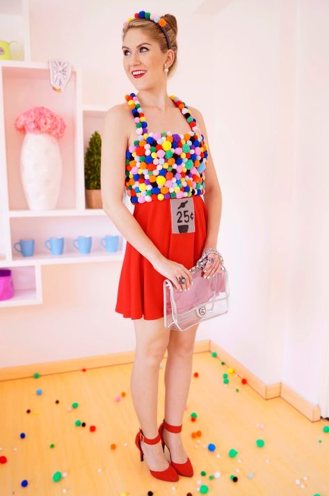 Easy DIY Halloween costume ideas for women that cost less than twenty dollars to make. Each of these clever and cute halloween costumes come with shoppable links to make them quickly and easily. These are great for work, for college, and even for families. #diyhalloween #diycostume #halloweencostume Gumball Machine Halloween Costume, Quick Diy Halloween Costumes, Minimalist Halloween Costume, Costumes Faciles, Diy Fantasia, Meme Costume, Easy Halloween Costumes For Women, Minimalist Halloween, Candy Costumes