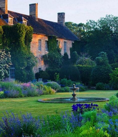 French Cottage Garden, Country Garden Design, Funny Vine, Side Yards, French Country Garden, British Garden, Cottage Garden Design, Garden Types, Garden Fountain