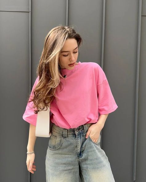 Pink Tshirt Outfit Jeans, Hot Pink Tshirt Outfits, Pink Tshirt Outfit Aesthetic, Pink Tshirt And Jeans, Pink Tshirt Outfit, Pink Shirt Outfit, Jeans Palazzo, Oversized Shirt Outfit, Jeans And T Shirt Outfit