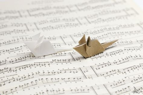 Cute origami mice on music sheet paper - Paper Kawaii ♥︎ Hart Origami, Diy Origami Home, Origami Home Decor, Origami Elephant, Tutorial Origami, Origami Decoration, Origami Bookmark, Origami Envelope, Origami For Beginners