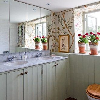 There is a charm about bathrooms which have a combination of painted tongue-and-groove boards, wallpaper and marble. Wood Panel Bathroom, Clever Bathroom Storage, Small Bathroom Layout, Tongue And Groove Panelling, Bathroom Red, Small Bathroom Design, Bathroom Layout, Bathroom Wallpaper, Tongue And Groove