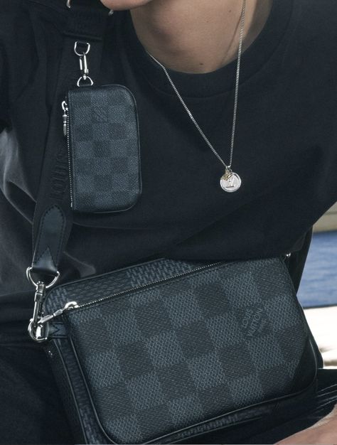 LV Trio Messenger Louis Vuitton Belt Outfit Mens, Lv Belt Men Outfit, Lv Belt Men, Lv Trio Messenger, Lv Sling, Bape Shoes, Dope Style, Mens Crossbody Bag, Outfits Hombre