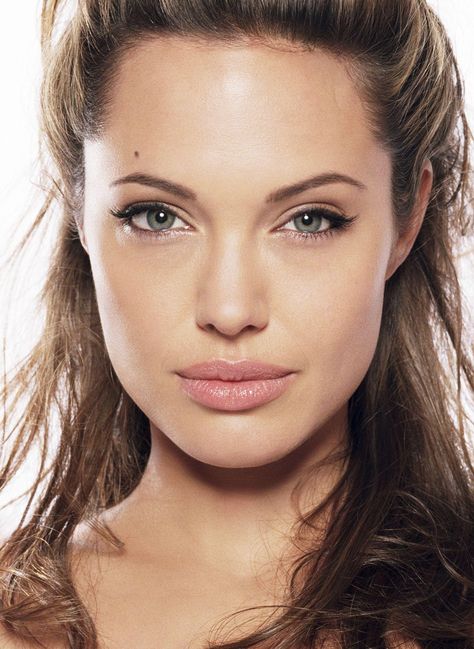 angie and her perfect golden ratio face. Angelina Jolie Makeup, Angelina Jolie Photos, Jolie Pitt, James White, Actrices Hollywood, Foto Art, Angelina Jolie, Blue Eyes, Beautiful People